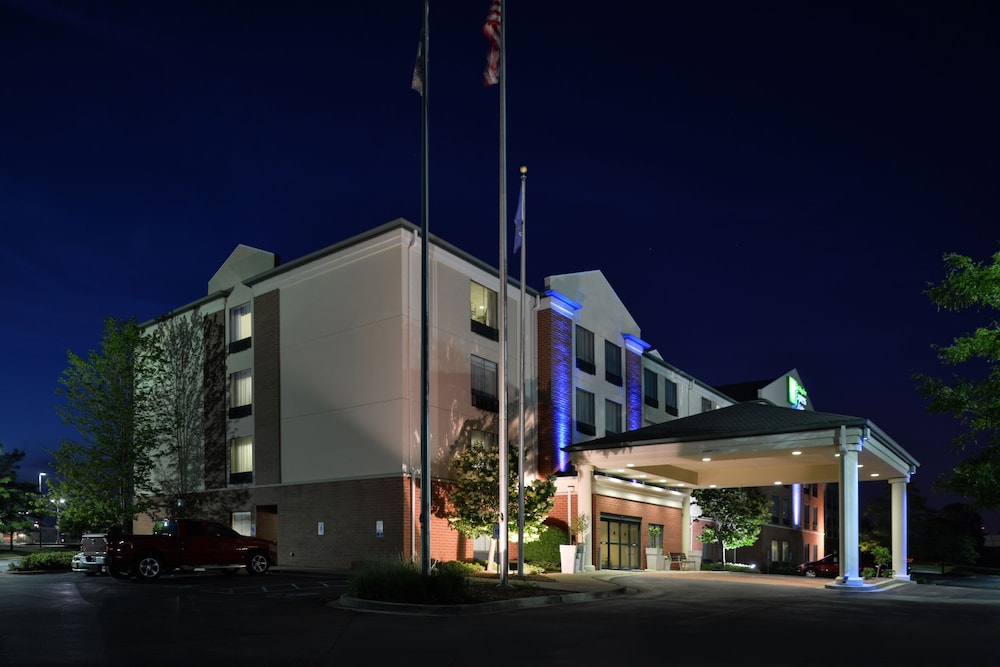 Holiday Inn Express & Suites New Berlin by IHG - featured photo