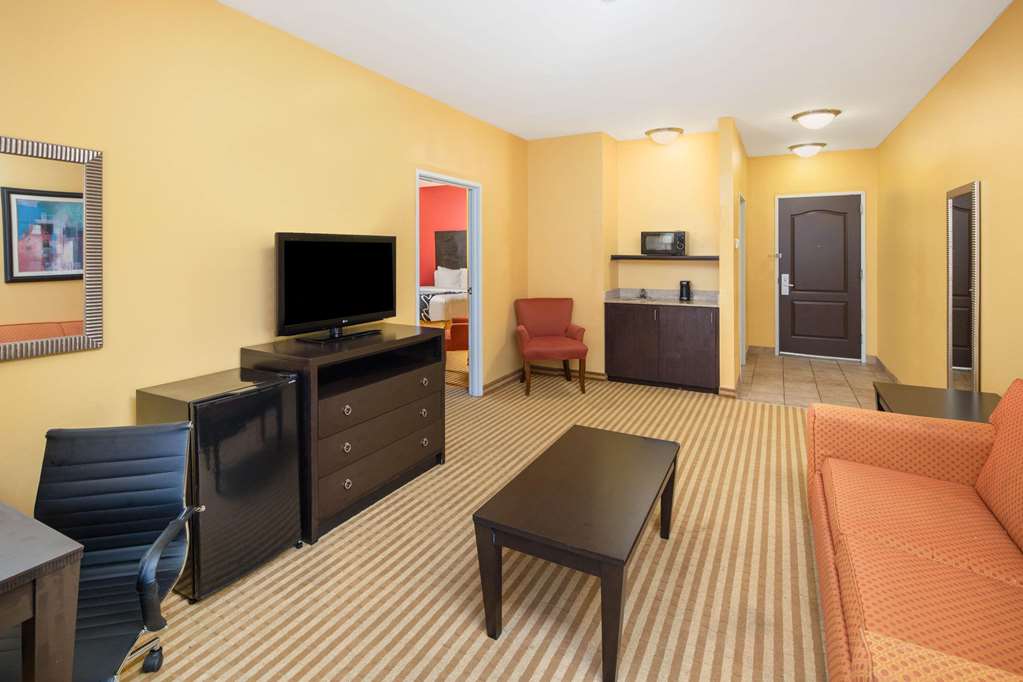 La Quinta Inn & Suites by Wyndham Atlanta Union City - photo 21