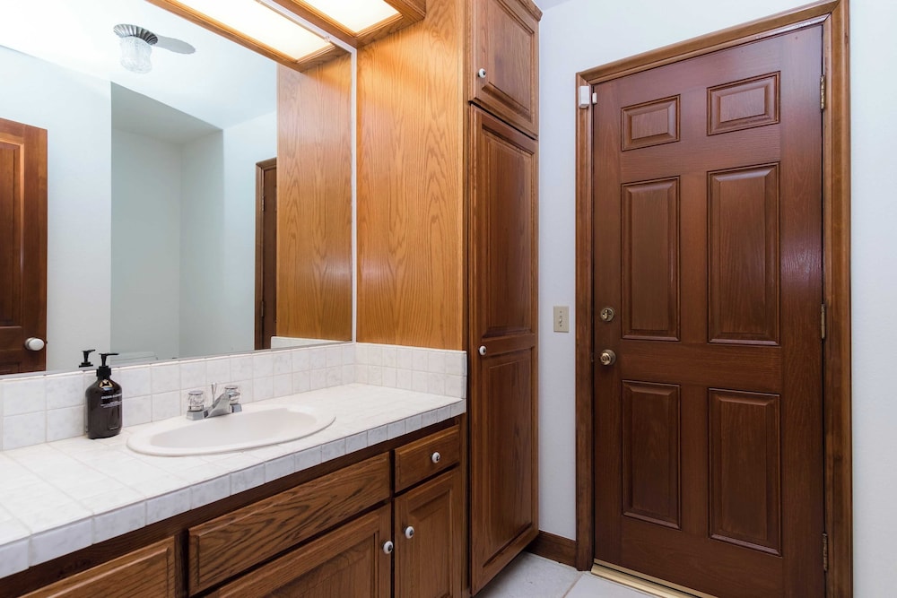 Cathedral by Avantstay Charming Secluded Estate w Sauna Pool Table & Views of the Rolling Hills - photo 32