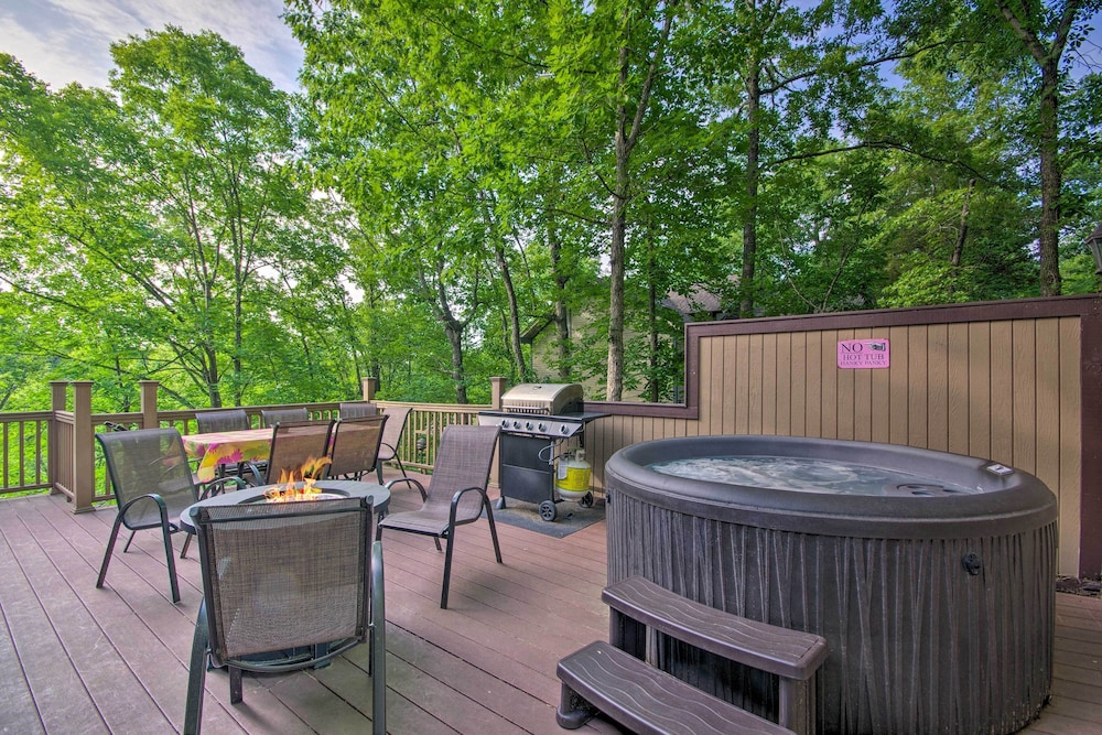 Osage Beach Home with Private Hot Tub Near Lake — 4-Star Luxury Hotel in Osage Beach, United States