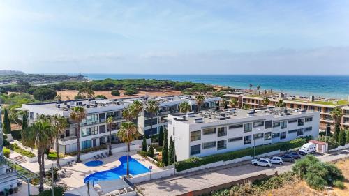 Beach 1Min & Pool Private Parking AC & WiFi — 4-Star Luxury Hotel in Quarteira, Portugal