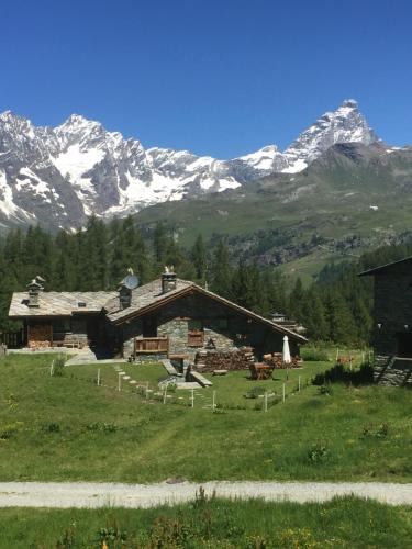 Chalet Gorret Cheneil — 4-Star Luxury Hotel in Valtournenche, Italy