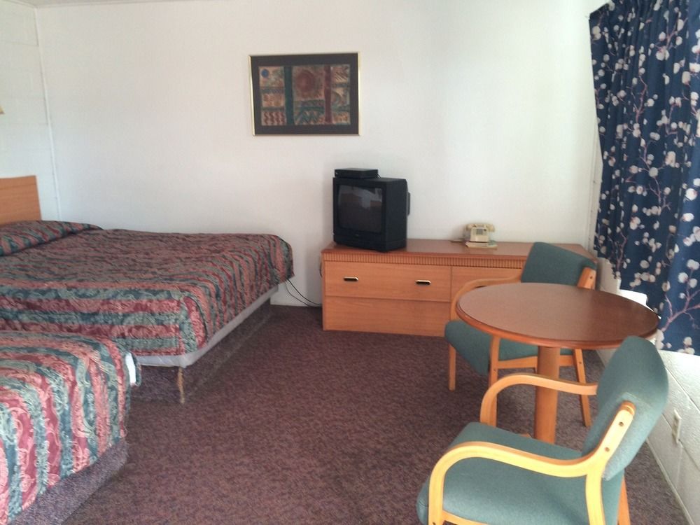Desert Skies Motel - photo 8
