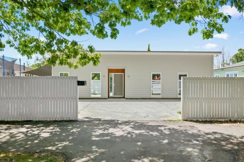 Contemporary Comfort Masterton Holiday Home — 4-Star Luxury Hotel in Masterton, New Zealand