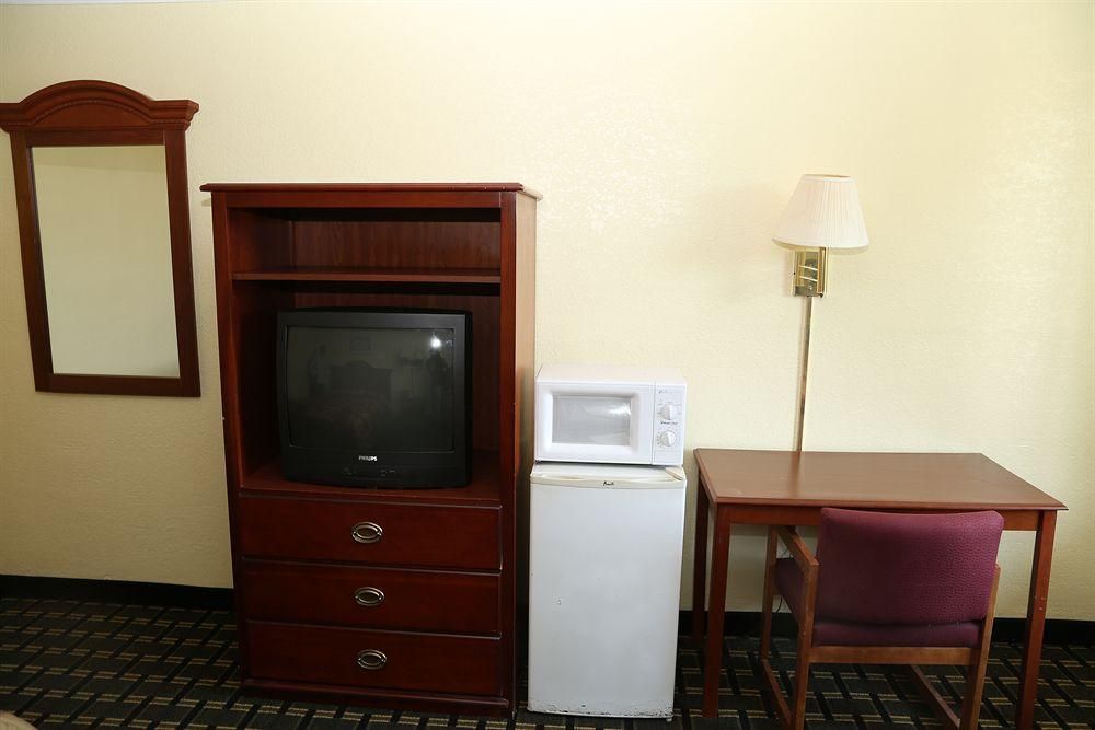 Rodeway Inn Woodbridge - photo 7