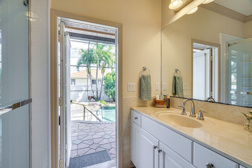 Spacious Oasis w Lagoon Pool & Spa in Cape Coral - photo 21