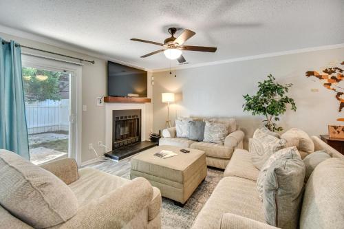 5 Mi to NAS Oceana Townhome with Fenced Yard in Virginia Beach, United States