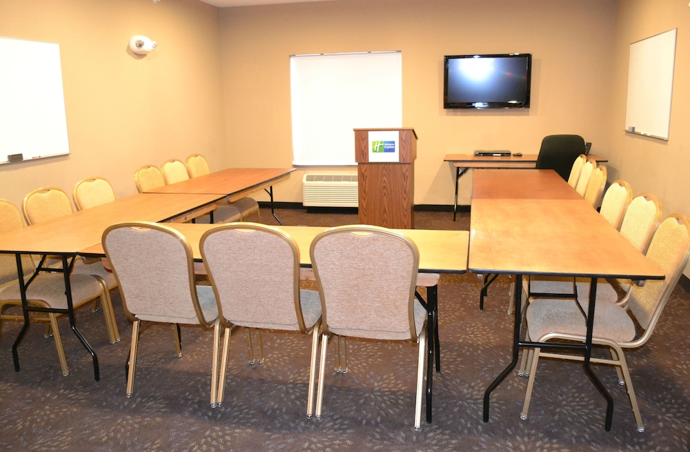 Holiday Inn Express Hotel & Suites Northwood by IHG - photo 36