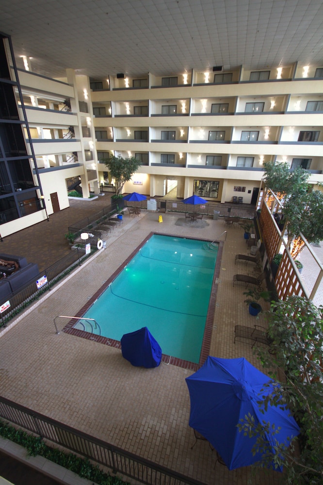 Atrium Hotel and Suites - photo 31