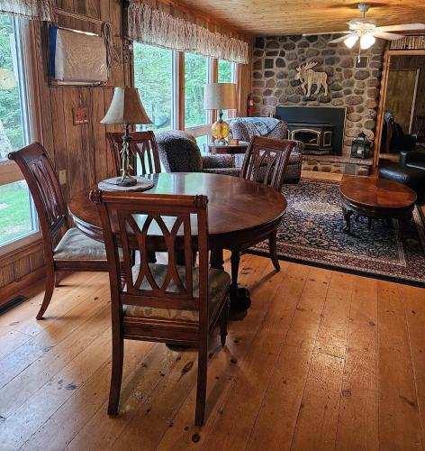 Butler's Bay Teal Lake 4 Bedroom Hotel Room by RedAwning - photo 8