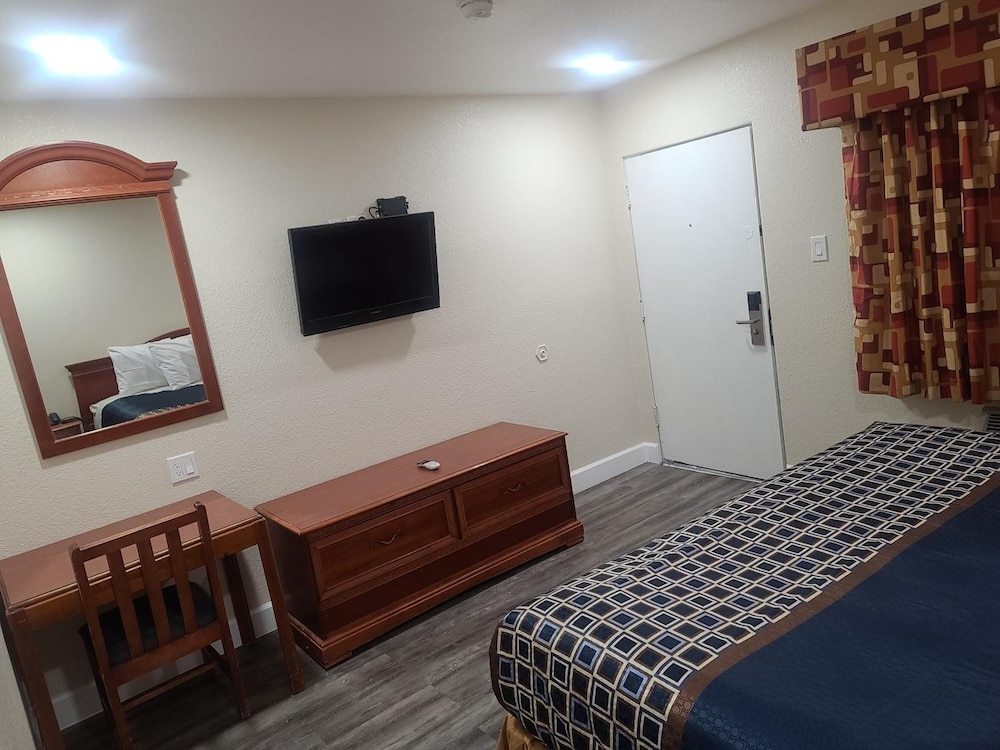 Majestic Inn And Suites - photo 8
