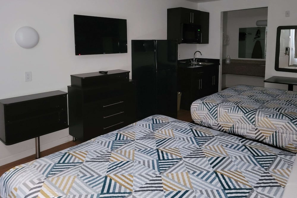 Rodeway Inn & Suites Thousand Palms Rancho Mirage - photo 24
