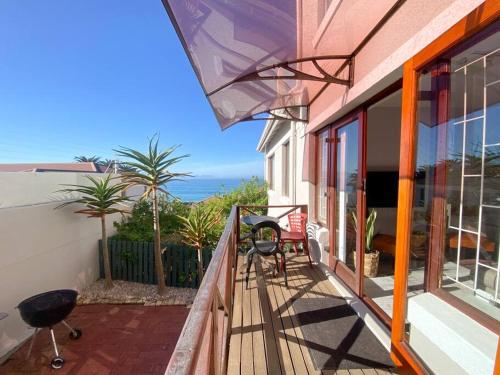 Kalk Bay Sunny 2 Bed Seaviews Braai Patio Pool 17 SJT — 4-Star Luxury Hotel in Cape Town, South Africa