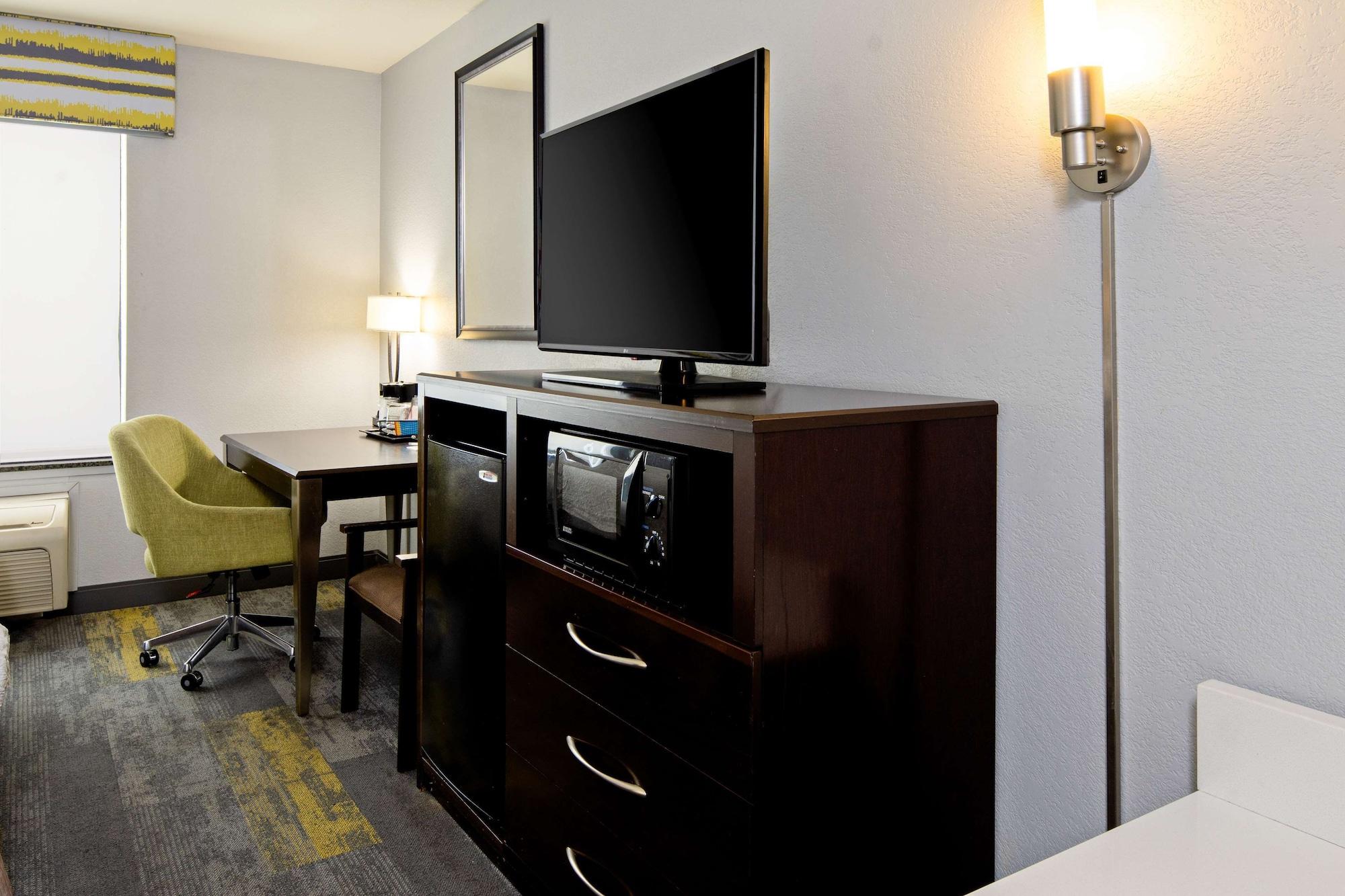 Hampton Inn & Suites Bakersfield Hwy 58 CA - photo 10