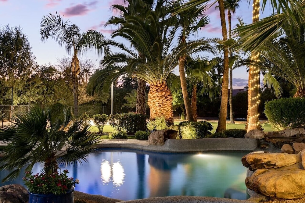 Preston by Avantstay 6BR Desert Oasis w Basketball Court Pool & Hot Tub - photo 21