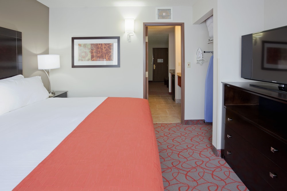 Holiday Inn Express & Suites Bloomington MPLS Arpt Area W by IHG - photo 13