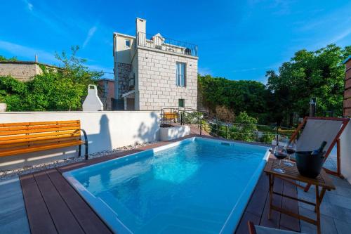 Villa Didovina mit Pool und Meerblick — 4-Star Luxury Hotel in Tucepi, Croatia