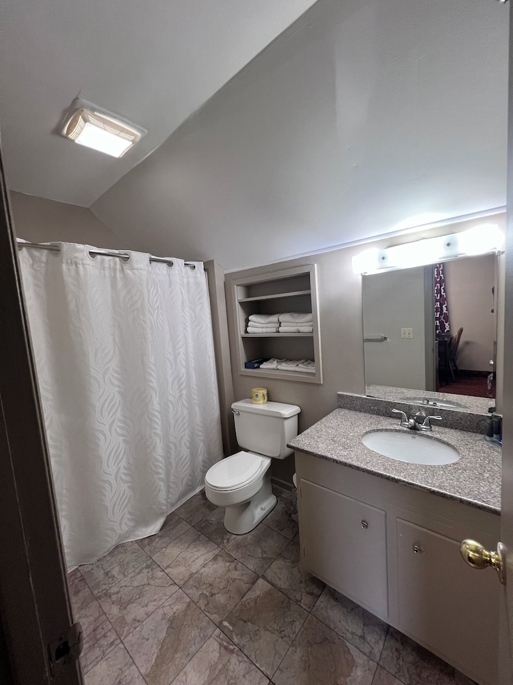 Rodeway Inn & Suites Hershey Chocolate Avenue - photo 51