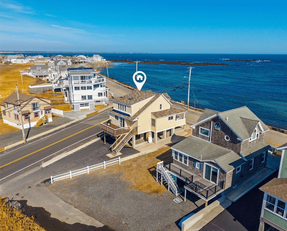 Oceanfront Front Porch Back Deck Kitchen in Wells, United States