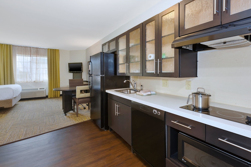 Candlewood Suites Polaris by IHG - photo 13