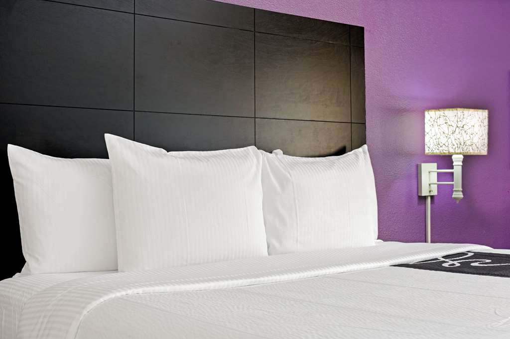 La Quinta Inn & Suites by Wyndham Miami Airport East - photo 42