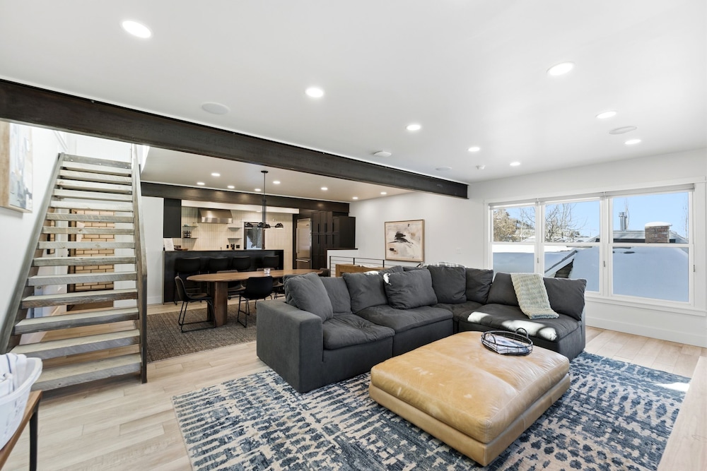 Peak of Park Ave By Park City Vacations in Bridgeport, United States