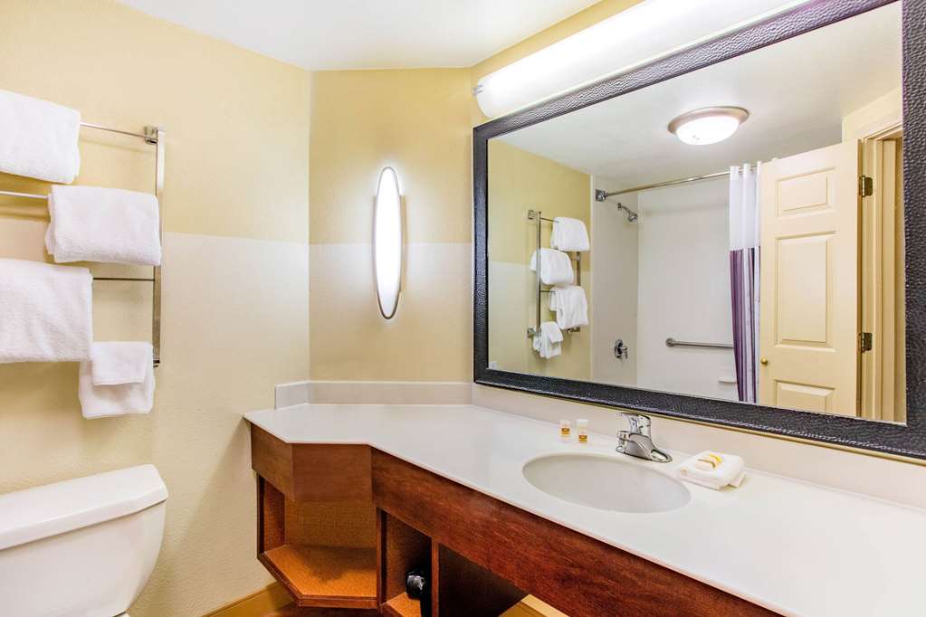 La Quinta Inn & Suites by Wyndham Raleigh Durham Southpoint - photo 26
