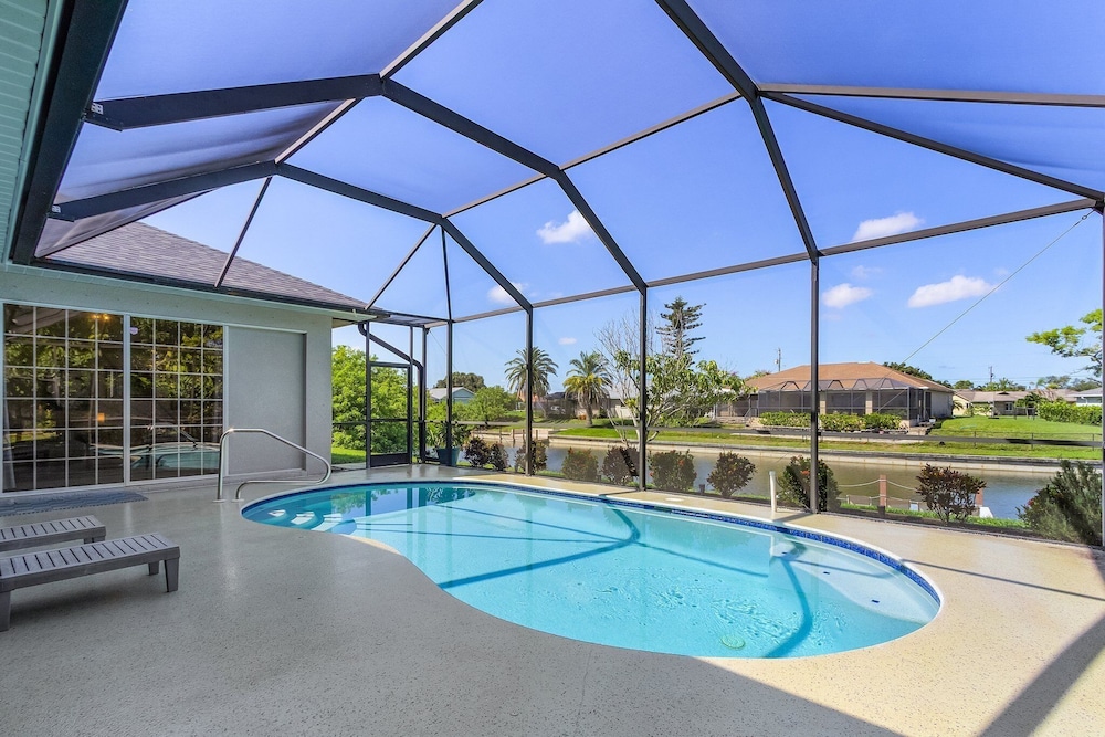 Blue Oasis Saltwater Pool Dock Dog Friendly Home — 4-Star Luxury Hotel in Cape Coral, United States