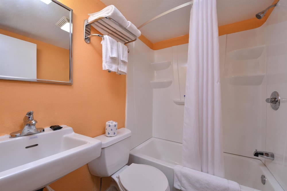 Media Inn and Suites - photo 20