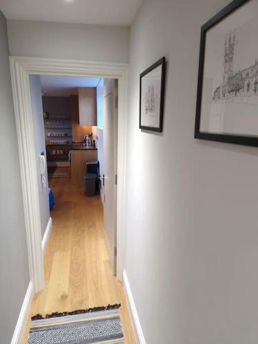 Stylish two bed flat city centre free parking — 4-Star Luxury Hotel in Wells, United Kingdom