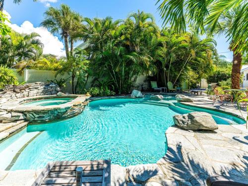 Amazing Village Cottage Walk to Whitney Beach — 4-Star Luxury Hotel in Longboat Key, United States
