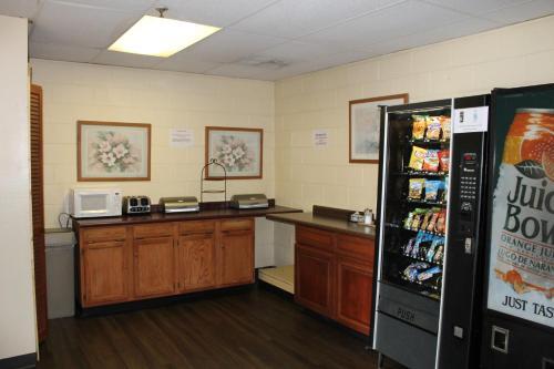 Scottish Inn Knoxville - photo 4