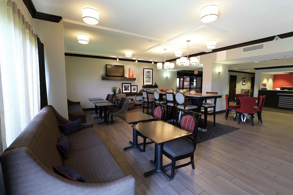 Hampton Inn Dyersburg - photo 2
