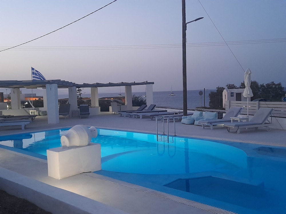 Atlantis Villa Sea Paradise — 4-Star Luxury Hotel in Fira, Greece