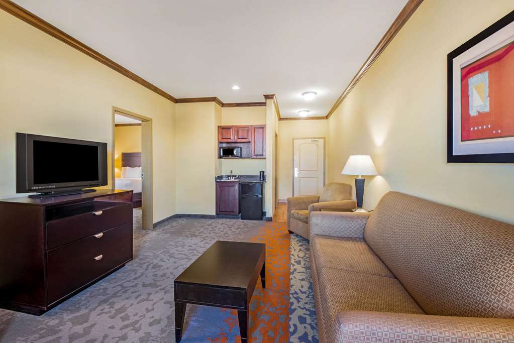 La Quinta Inn & Suites by Wyndham Eastland - photo 41