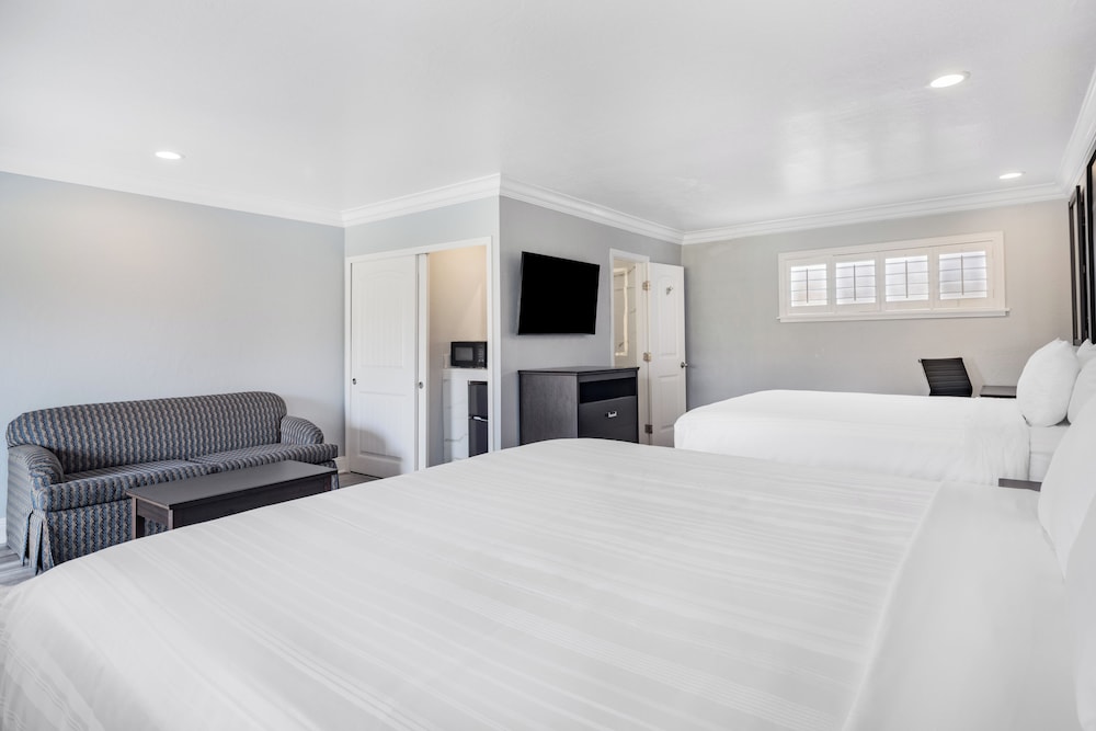 Aura Inn Monterey - photo 74