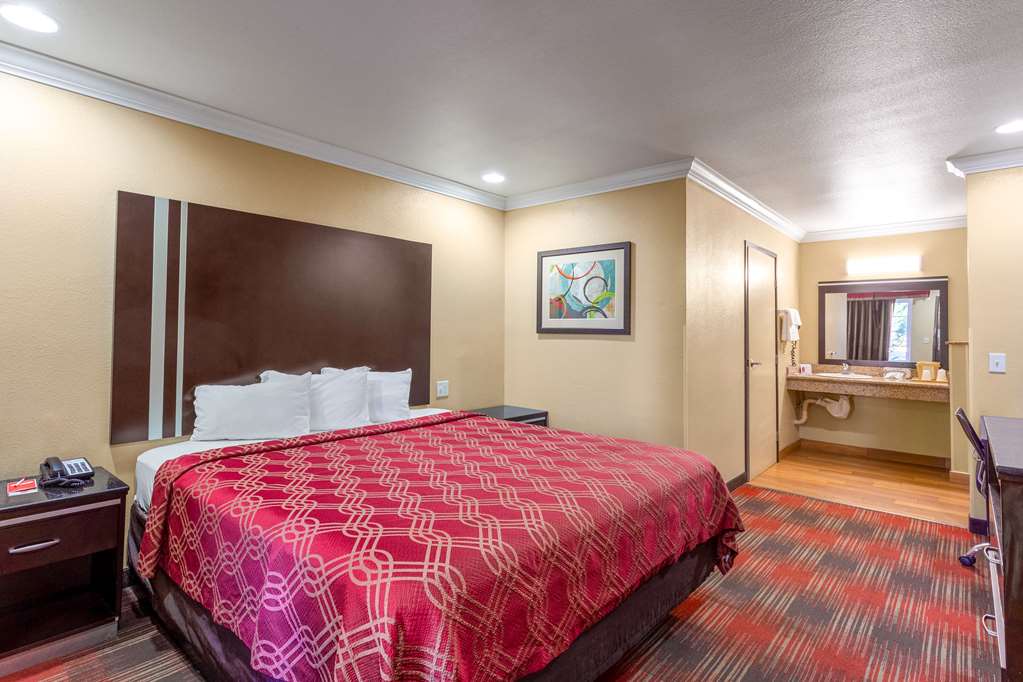 Econo Lodge Inn & Suites Escondido Downtown - photo 12