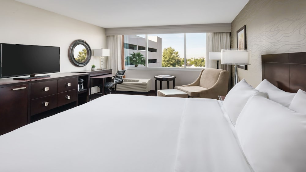 Crowne Plaza Phoenix Airport PHX by IHG - photo 15