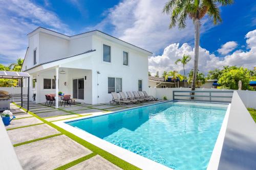 Luxury 5BR & 3BA Villa Walk to Hollywood Beach — 4-Star Luxury Hotel in Hollywood, United States