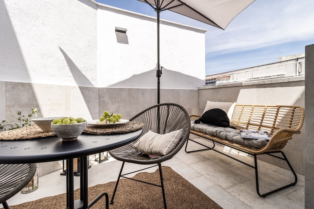 Lustar 2 Bedrooms and Terrace in Chueca Madrid