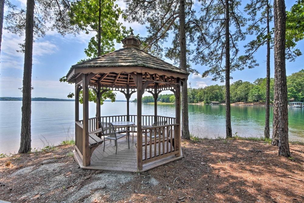 Condo on Lake Keowee with Resort Amenities and Pool in Salem, United States