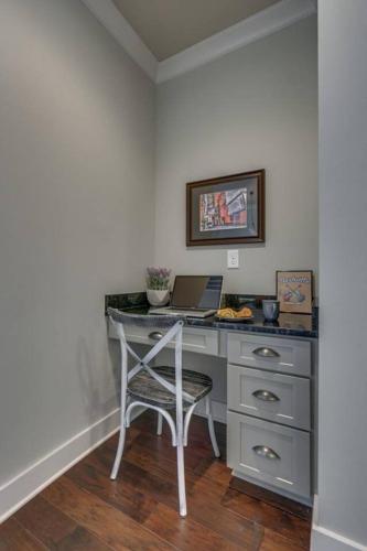 Spacious 4 King Room Belmont Home 2 Living Rooms Walk to Belmont & Vanderbilt Large Dining Table Smart TVs Parking 24 Hr Hospitality Near Music Row & Hillsboro Village — 4-Star Luxury Hotel in Nashville, United States