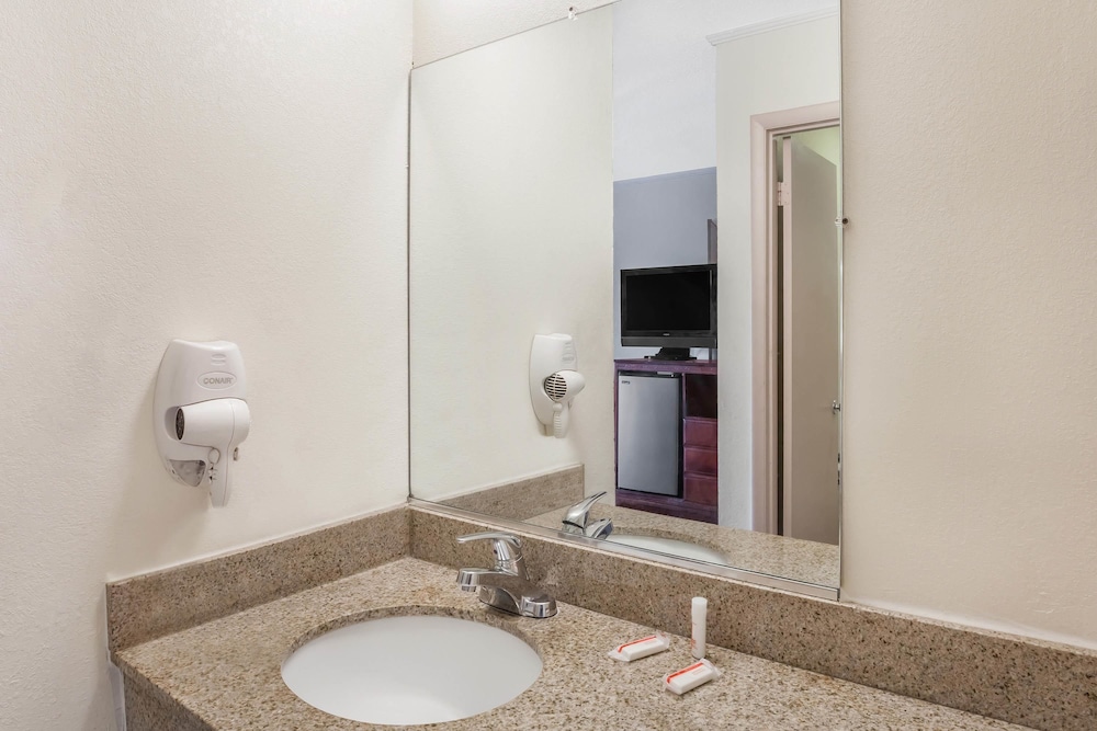 Lake View Inn & Suites - photo 13