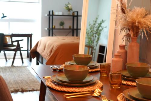 Hollywood CHIC Studio with FREE parking — 4-Star Luxury Hotel in Los Angeles, United States
