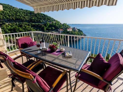 Indy's Beach Apartments Two Bedroom Apartment with Balcony and Sea View — 4-Star Luxury Hotel in Dubrovnik, Croatia