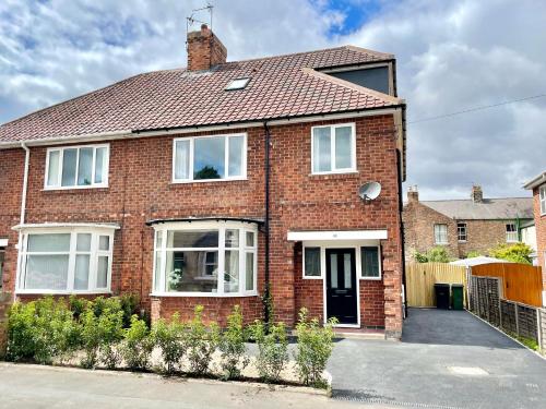 Central Townhouse with free off road parking and garden — 4-Star Luxury Hotel in York, United Kingdom