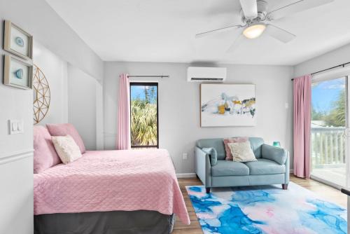 Beach Rd 300ft to Beach Access & 500ft to Siesta Key Village Studio in Siesta Key, United States