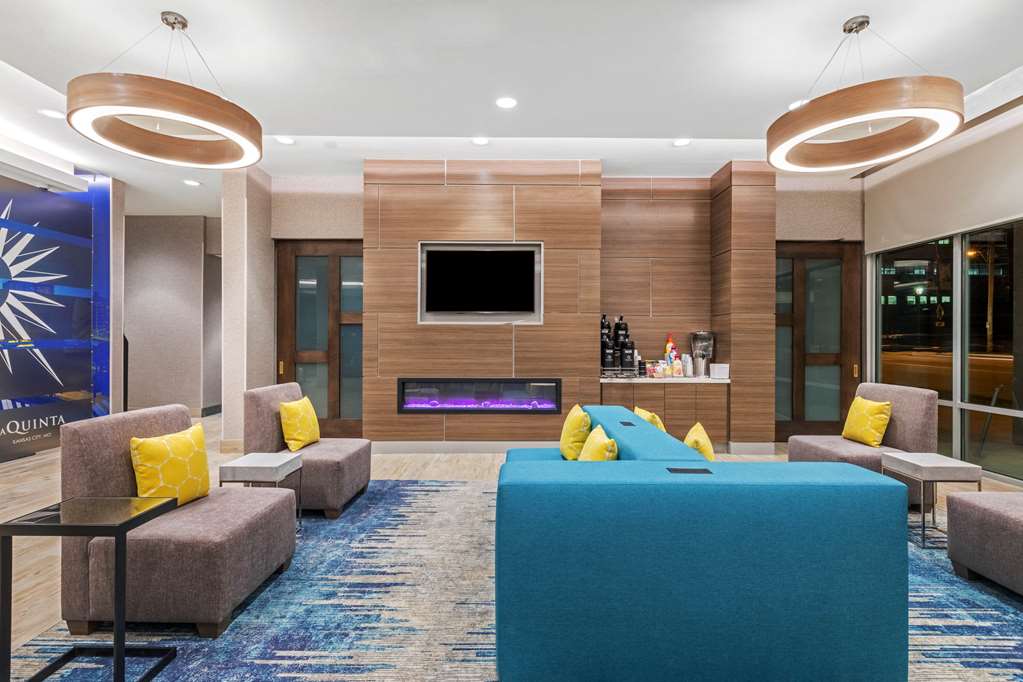 La Quinta Inn & Suites by Wyndham Kansas City Beacon Hill - photo 9