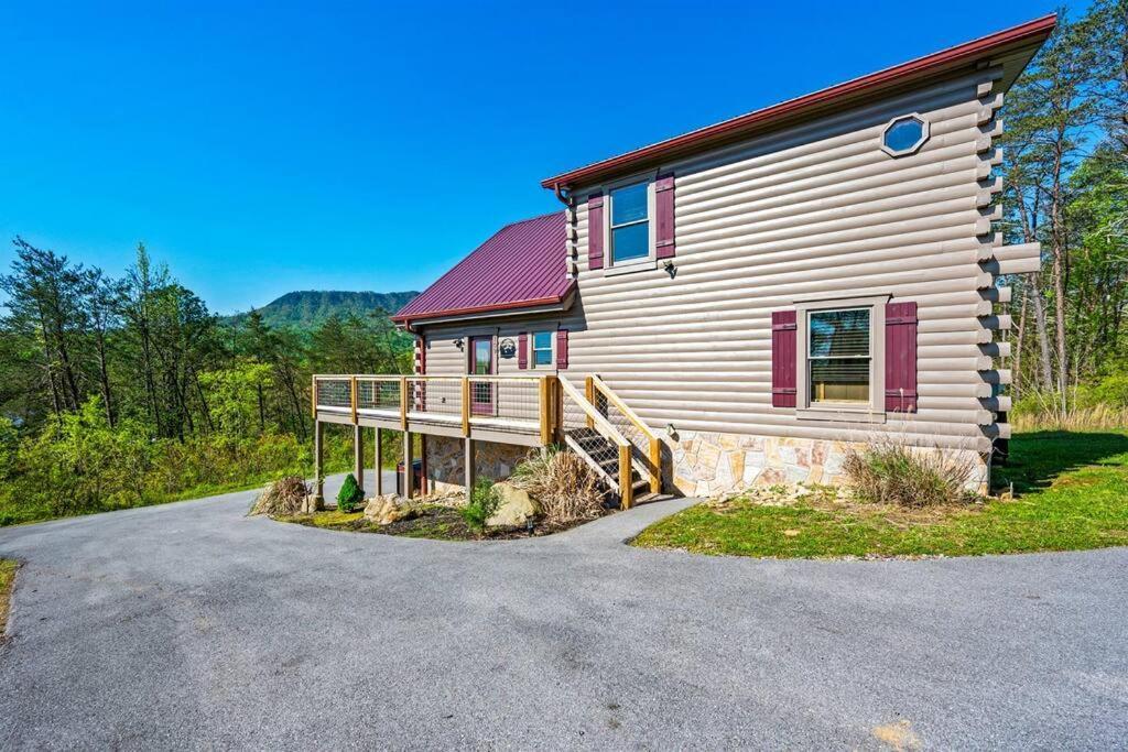 Nothin But A Good Time Smoky Mountain Family Cabin Theatre Hot Tub FirePit WiFi — 4-Star Luxury Hotel in Sevierville, United States