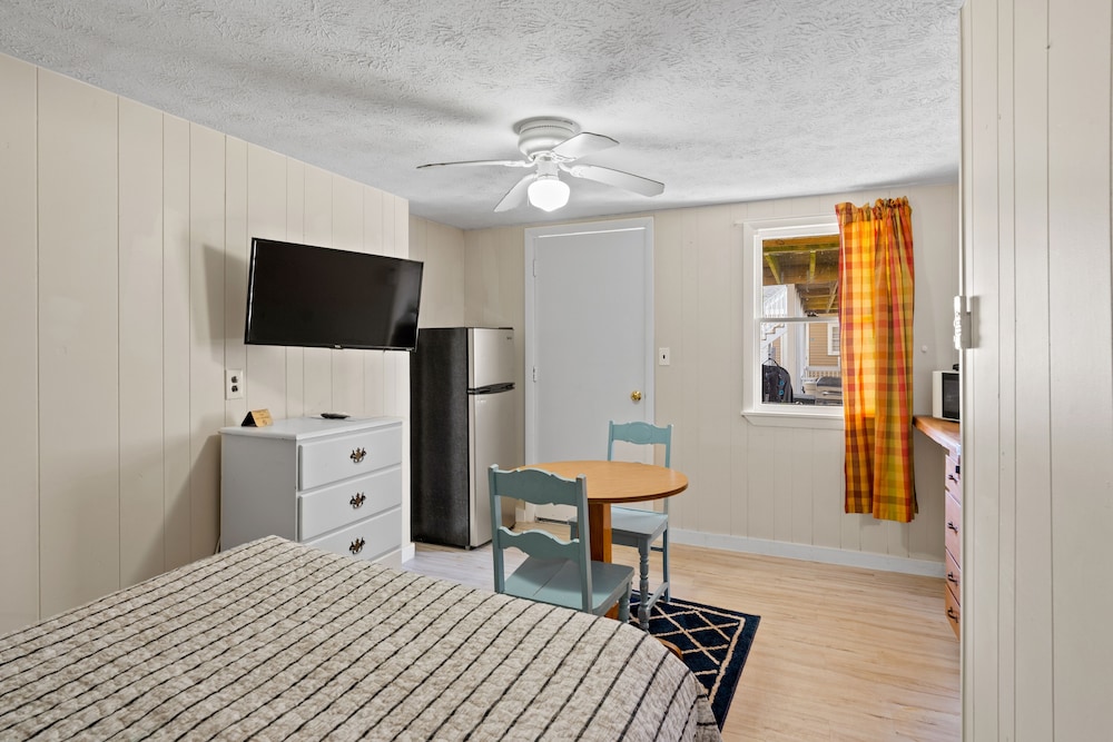 Beach Motel & Suites - photo 15